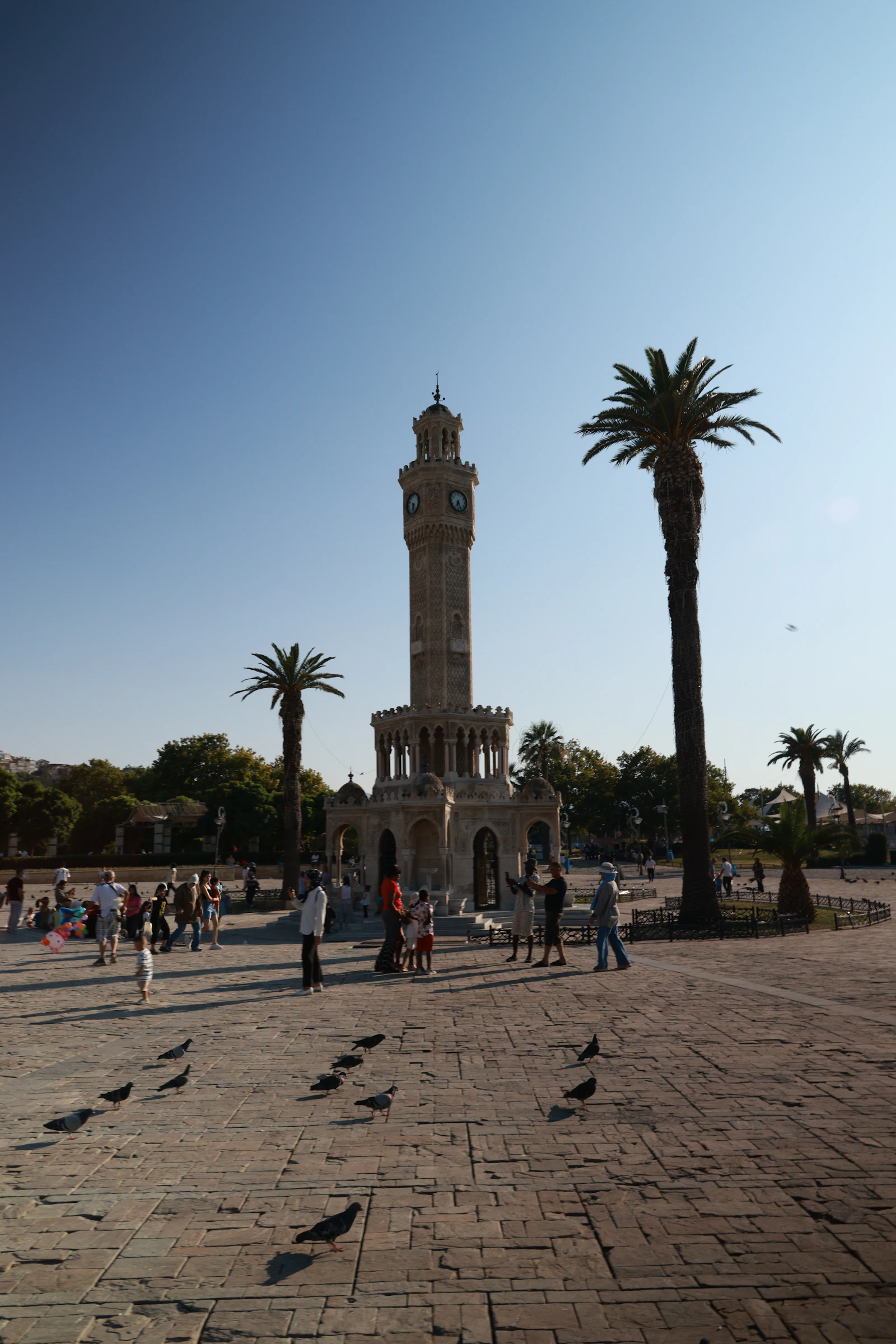 Konak Meydanı'ndaki İzmir Saat Kulesi ve palmiyeler
